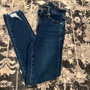 Loft skinny jeans. Size 00. Inseam 27. Excellent condition.